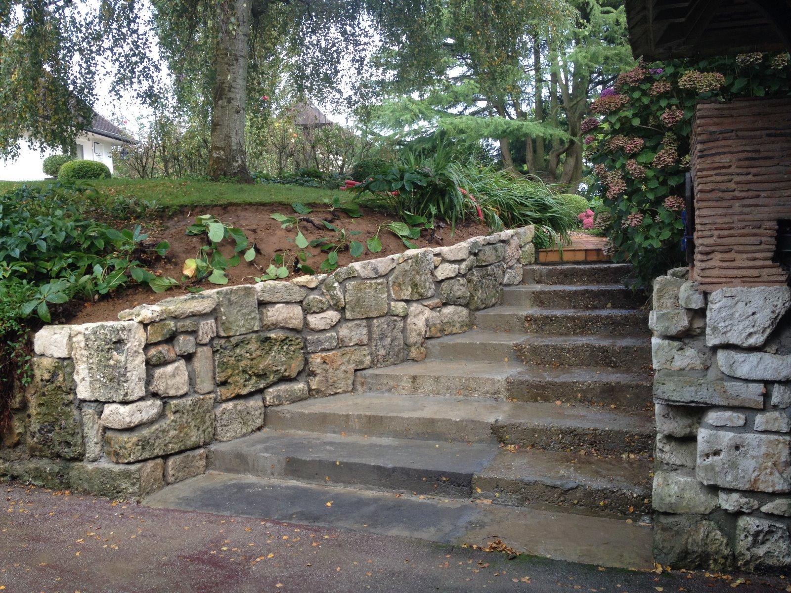 Agrandissement d'un escalier et pose d'un mur en pierres naturelles