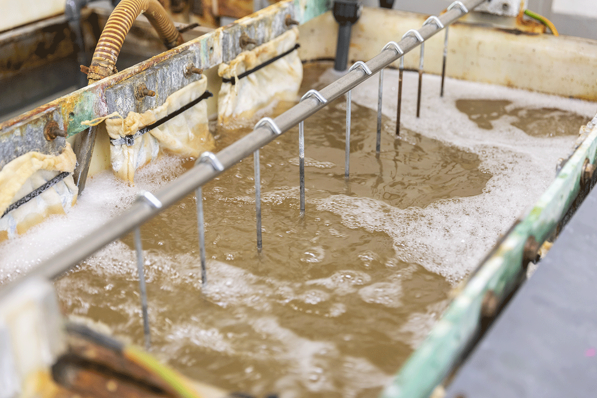 Des pièces d'aluminium trempées dans un bac