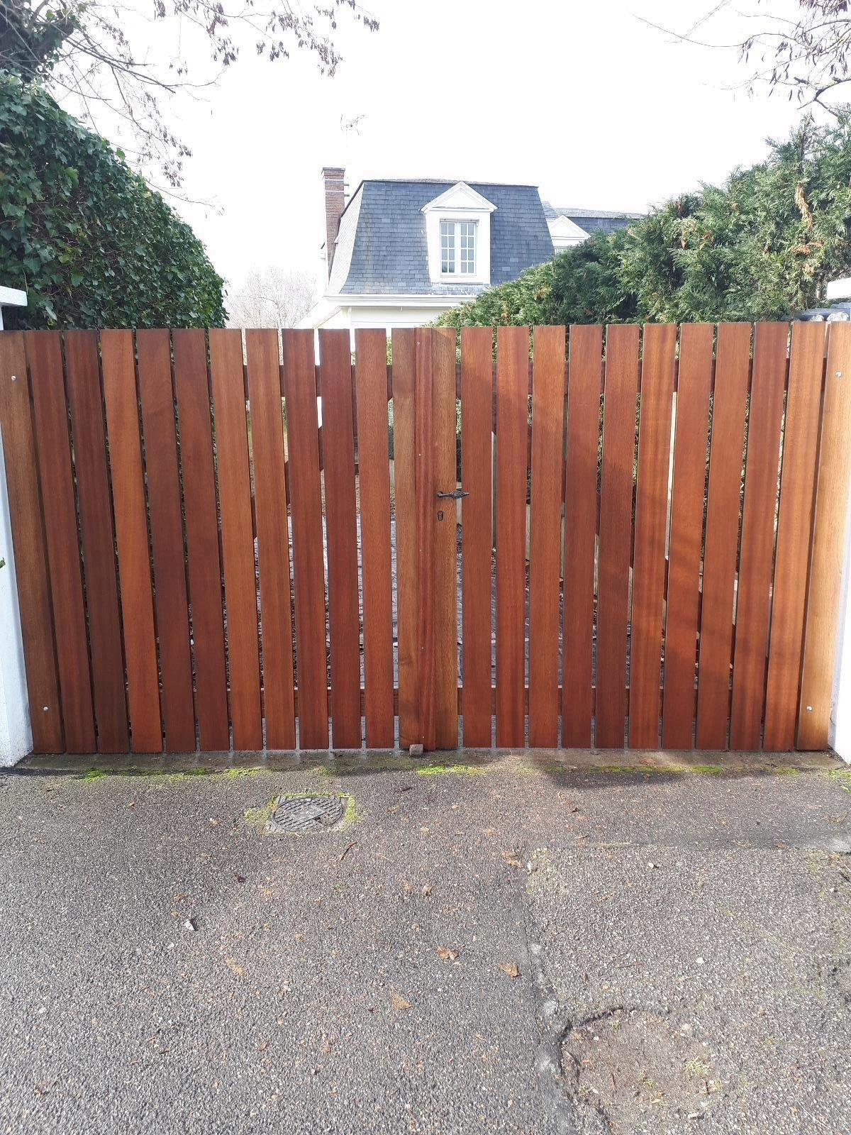 Réalisation d un portail en bois exotique