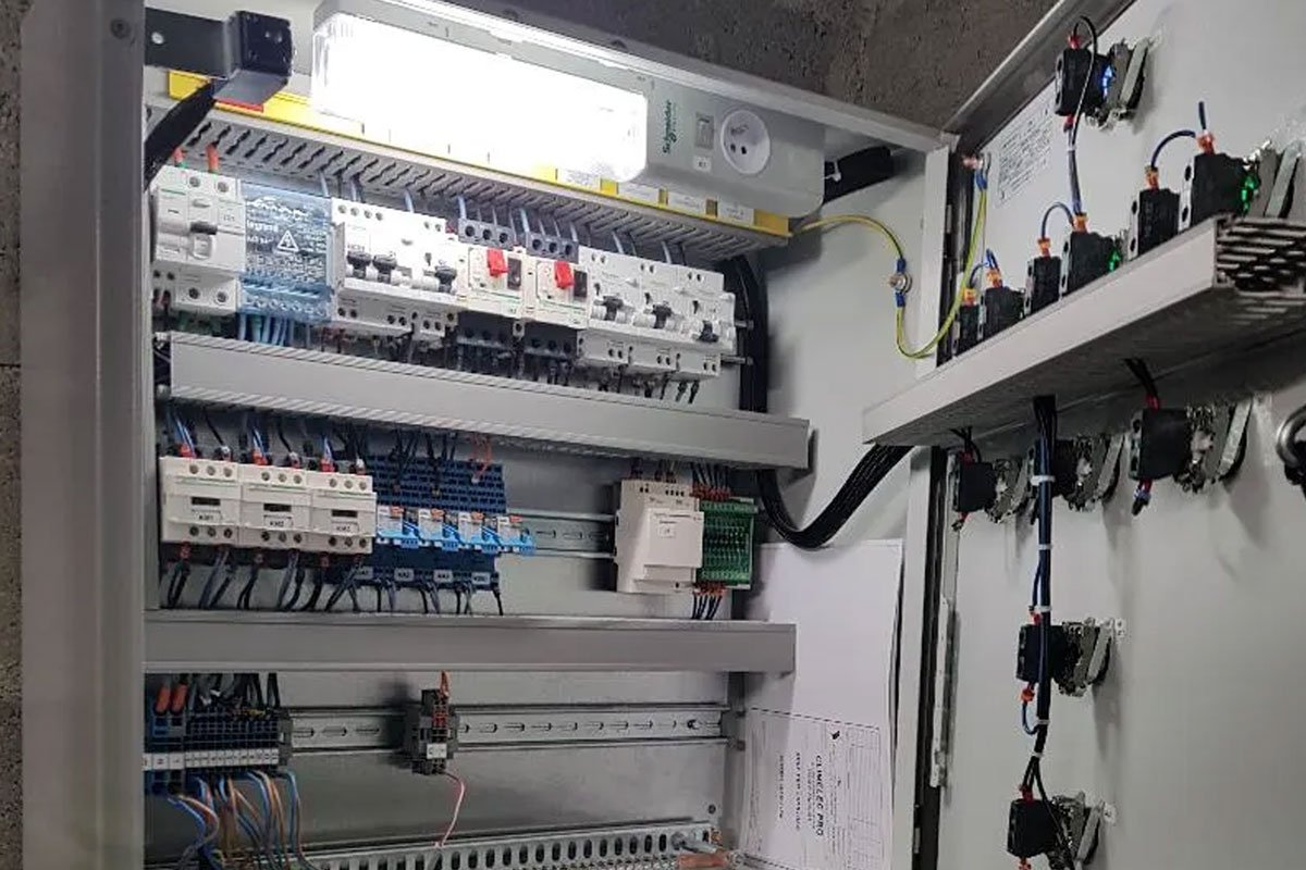 Fabrication d'armoire électrique et de régulation à Trappes