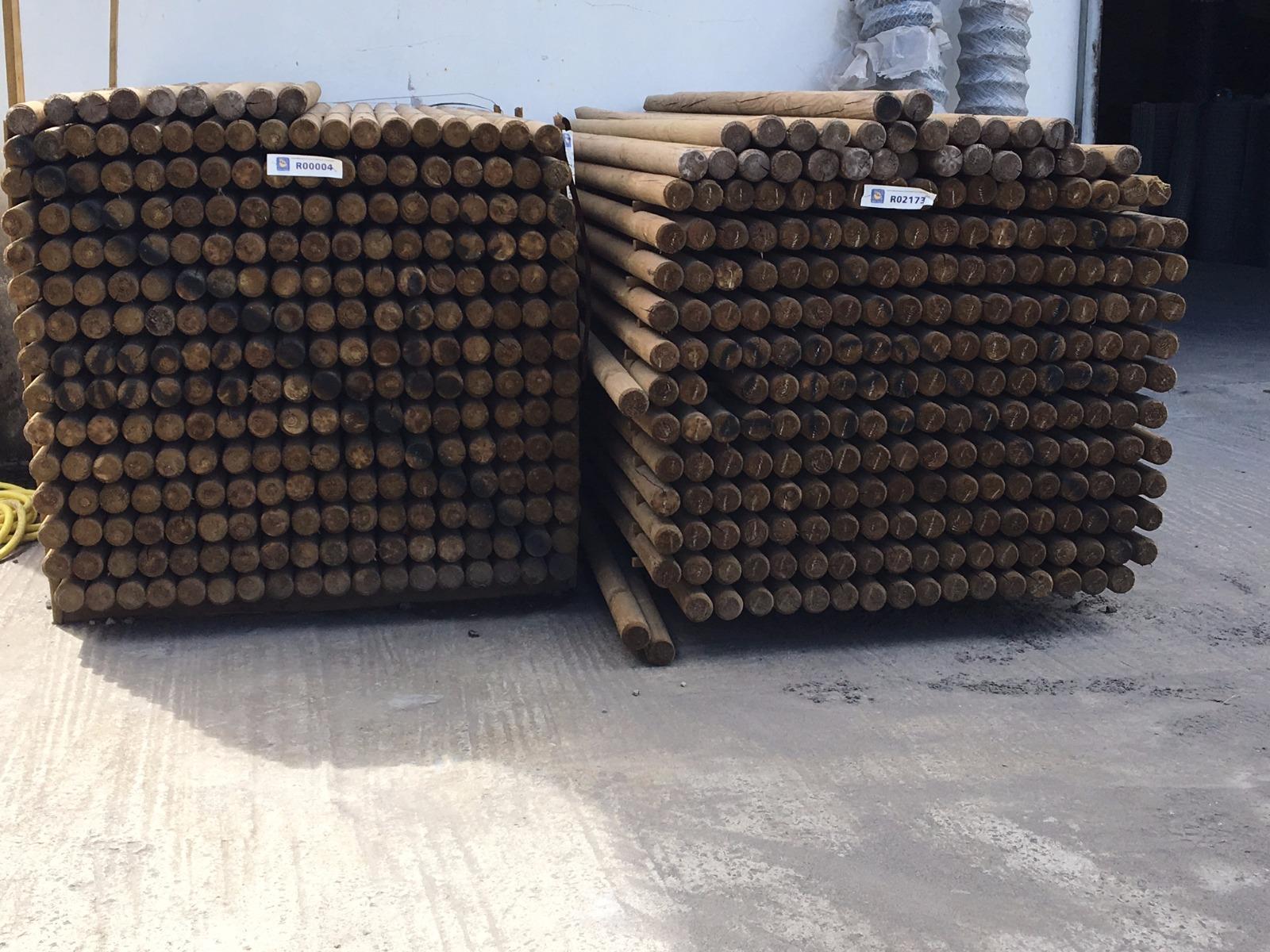 Piquets en bois pour clôture