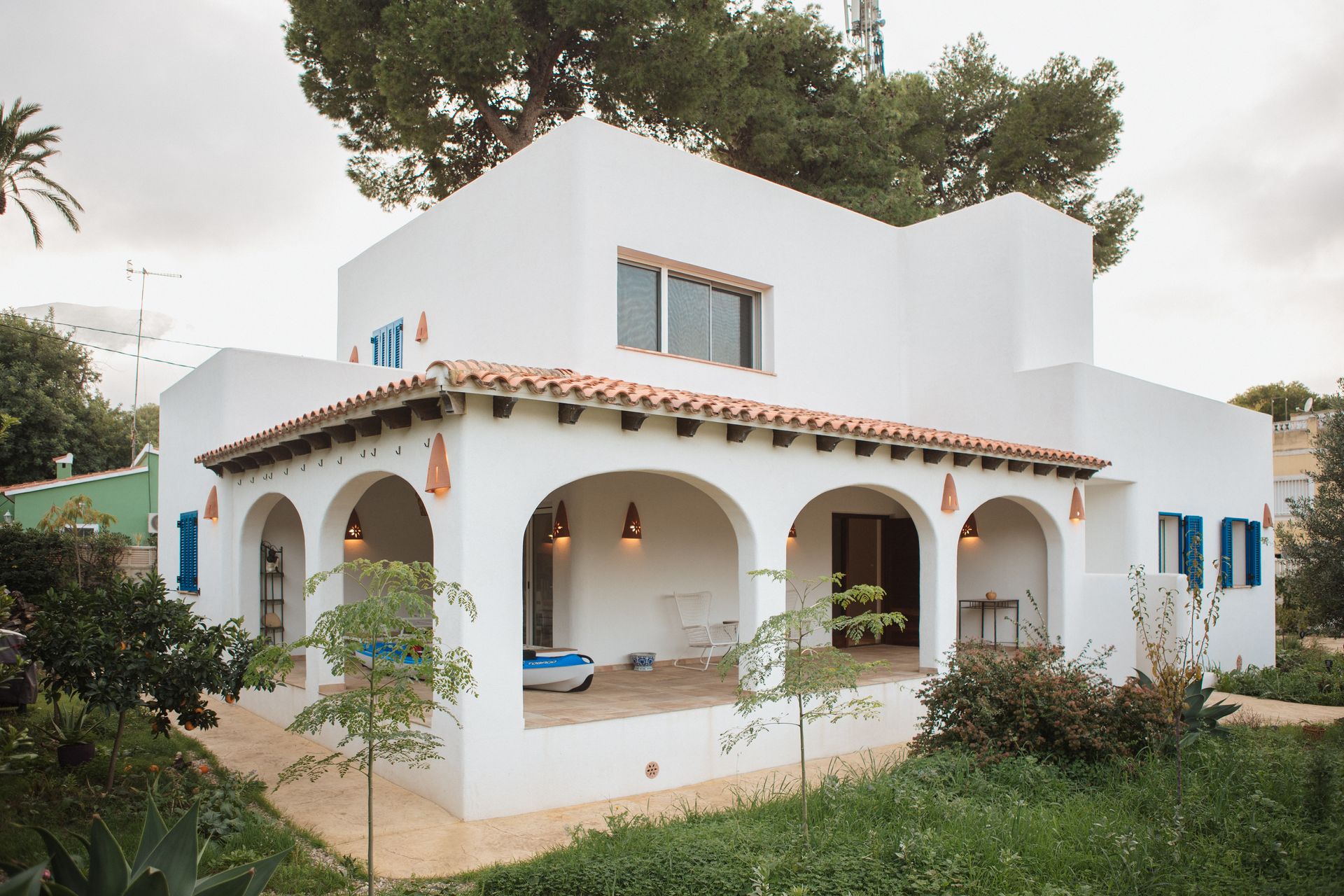 Un gran objeto blanco es visible a través de una ventana en una estructura de madera.