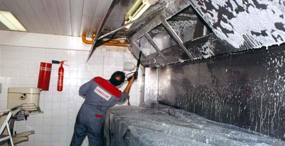 Application de dégraissant - Lorillou