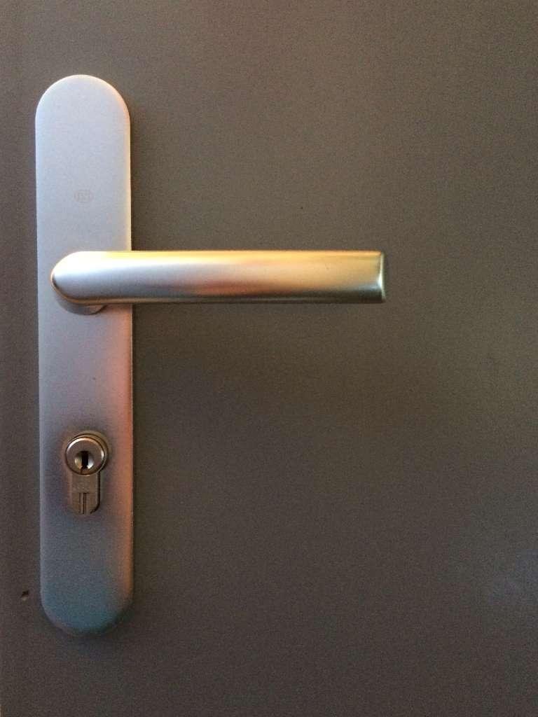 Cylindre européen de sécurité avec ensemble de porte