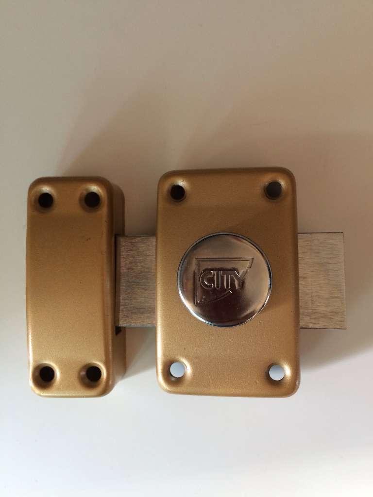 Verrou de sûreté à bouton