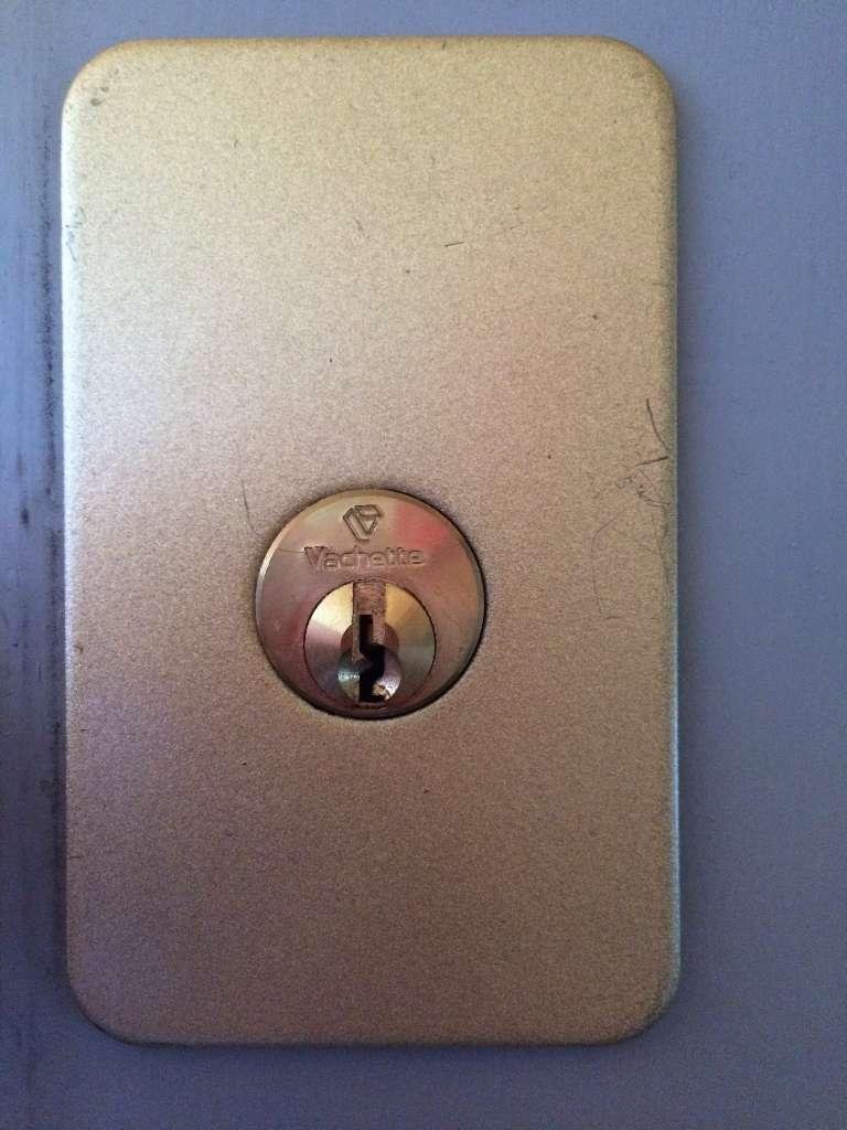 Contre-plaque de verrou pour porte creuse