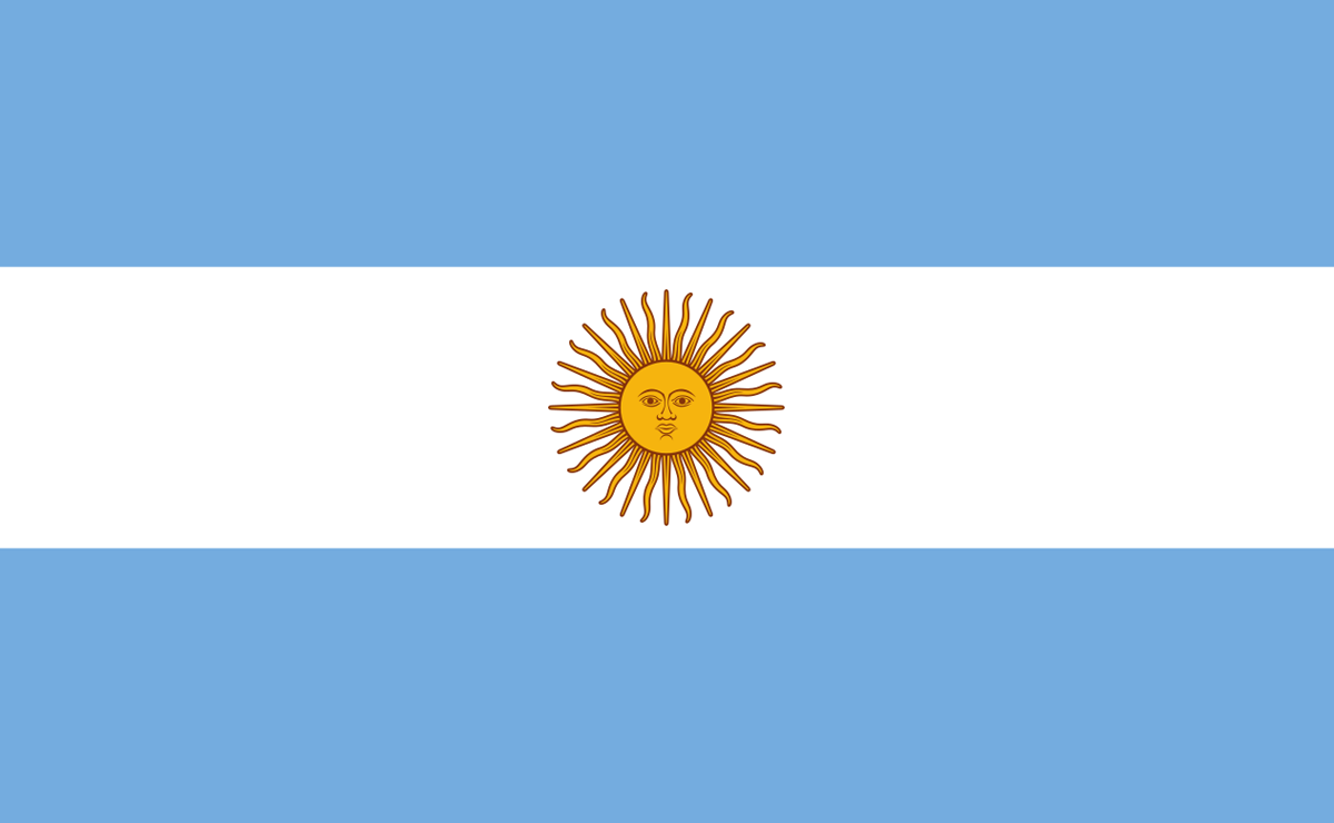 Bandera de Argentina: Franjas horizontales celestes y blancas, emblema del sol en el centro.