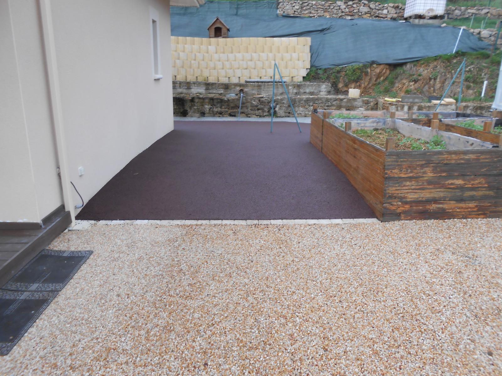 Enrobé rouge, pavé et gravillons blancs à Saint Junien