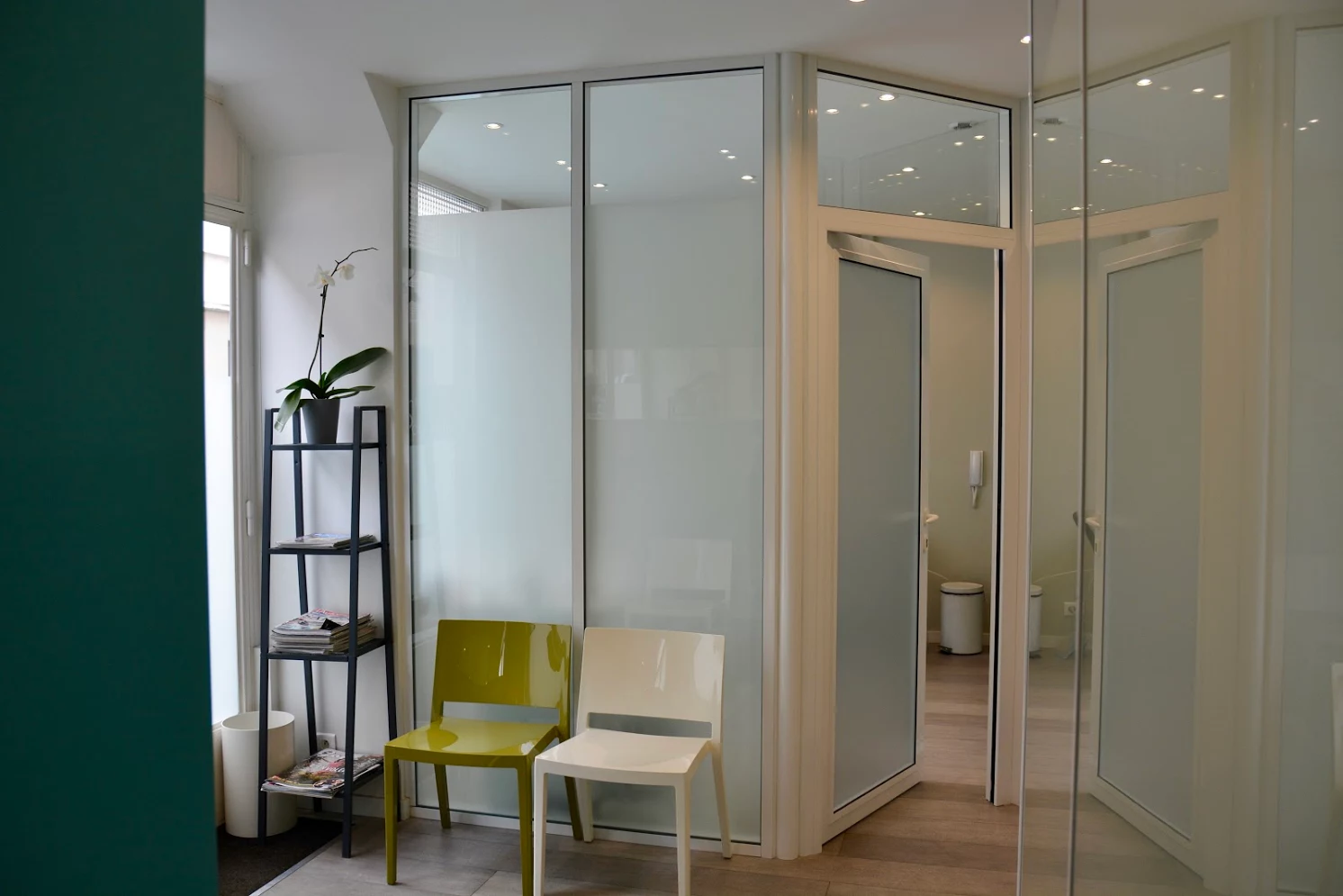 Salle d'attente du centre de soins de pédicurie, podologie et réflexo