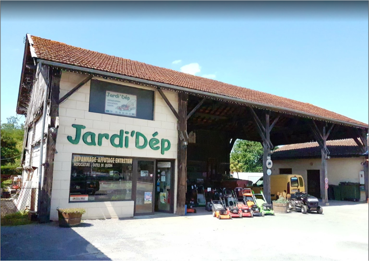 Vue d'ensemble de dehors du magasin de motoculture à Pessac.