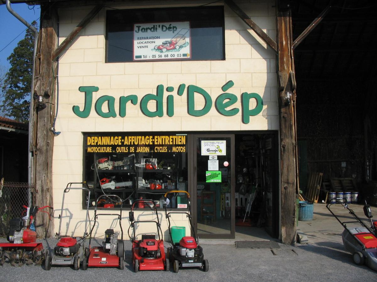 Devanture vue du dehors du magasin de motoculture Jardi'Dép.