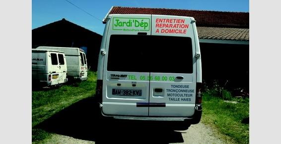 Camion de Jardi'Dép vu de derrière présentant les services.