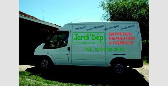Vue du camion de Jardi'Dep sur le côté, avec le marquage des services.