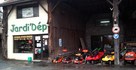 Devanture et gammes de tondeuses du magasin de Pessac.