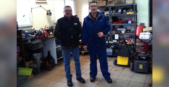 Présentation face caméra du gérant de Jardi'Dep et de son employé en atelier.