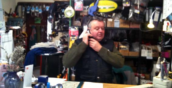 Gérant de Jardi'Dép à son bureau qui téléphone.