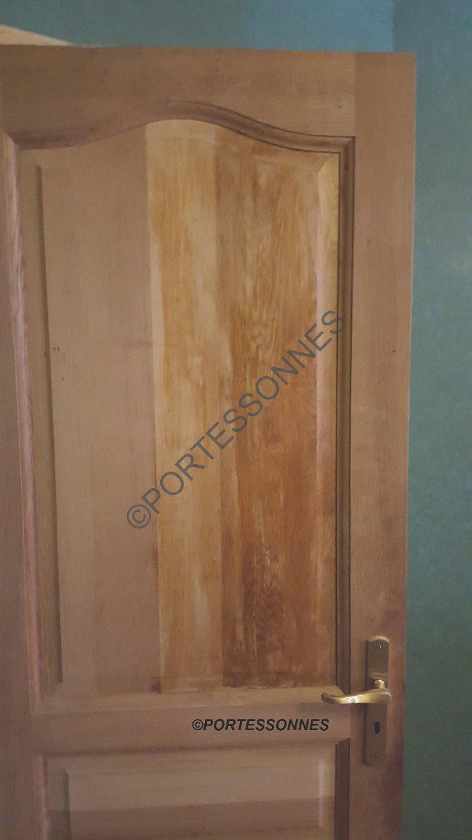 Réparation d'une porte d'intérieur dont le panneau a été cassé. Une mise en peinture a été nécessaire par la suite pour avoir une couleur uniforme.