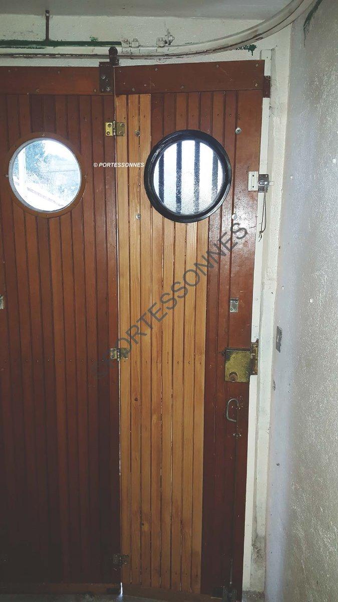 Réparation d'une porte de garage à déplacement latéral. Il suffit après intervention de faire une mise en peinture.