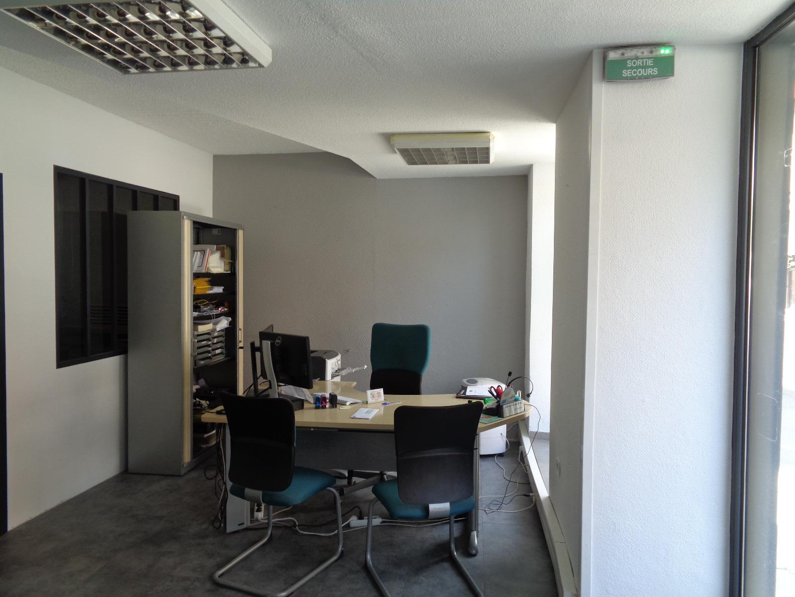 Mise en peinture d'un bureau sur relief existant, sol en parquet flottant