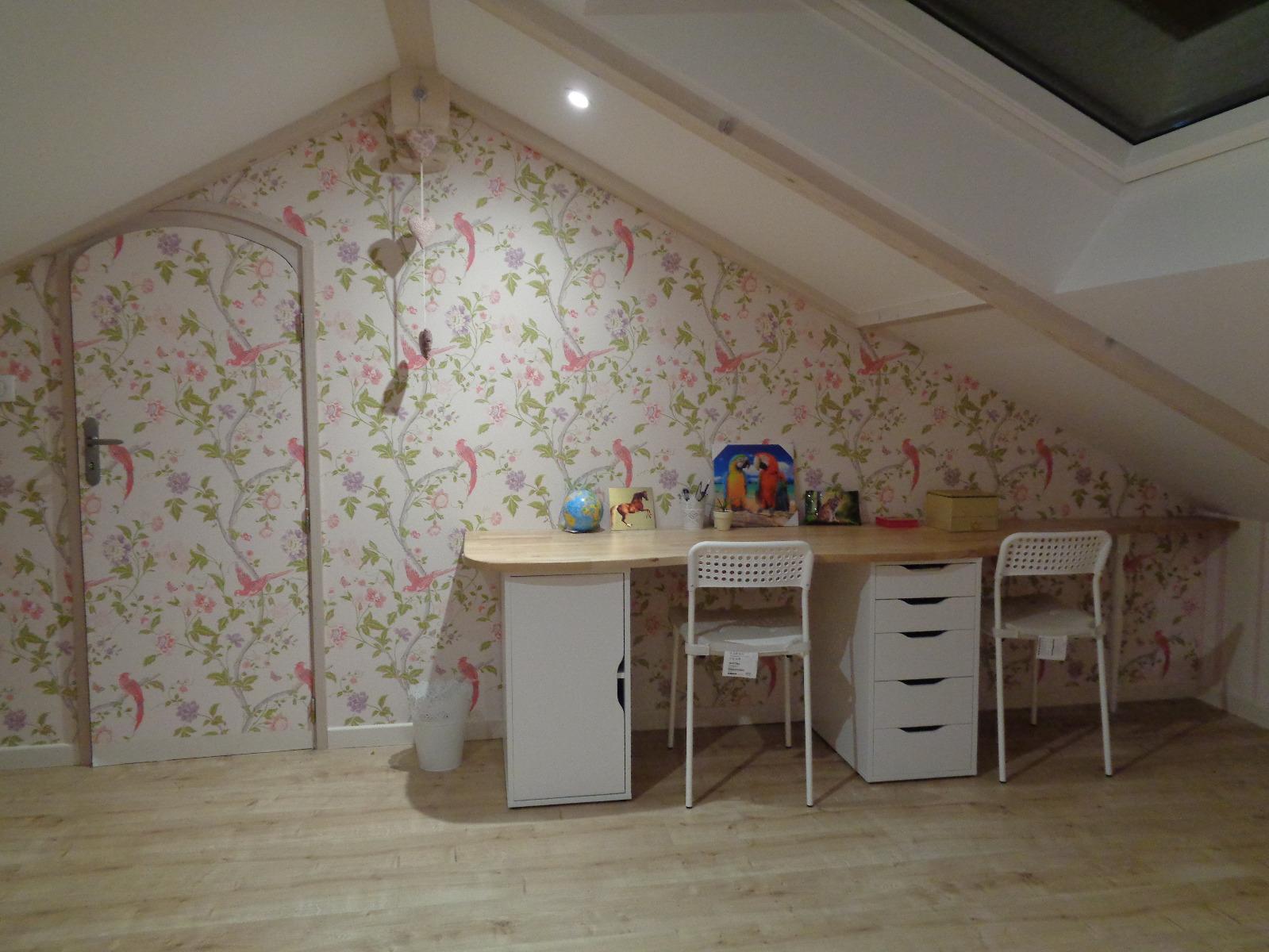 Papier peint décoratif et pose de parquet flottant pour chambre de jeune fille