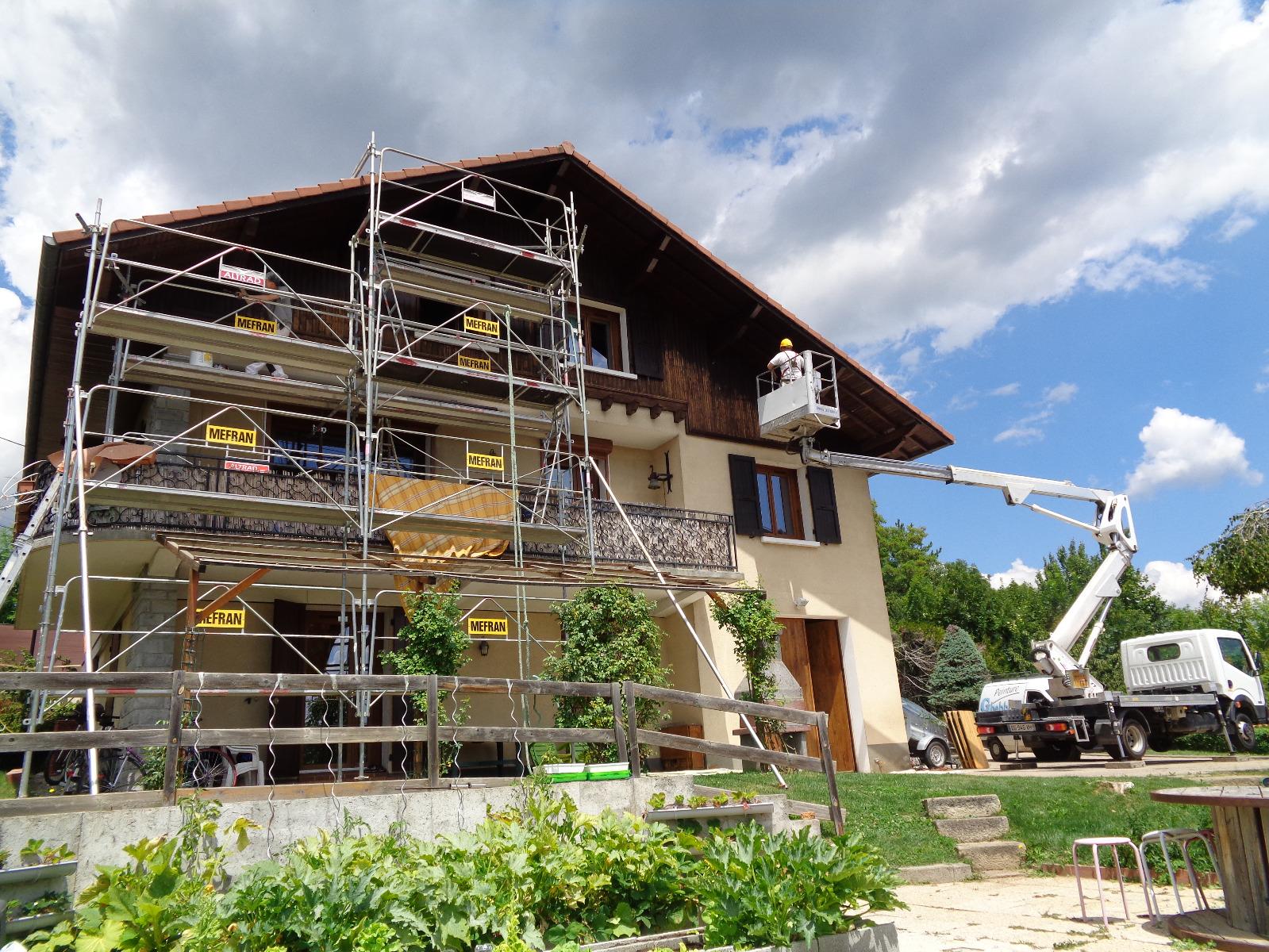 Réfection d'un bardage et d'un débord de toiture en bois avec lasure