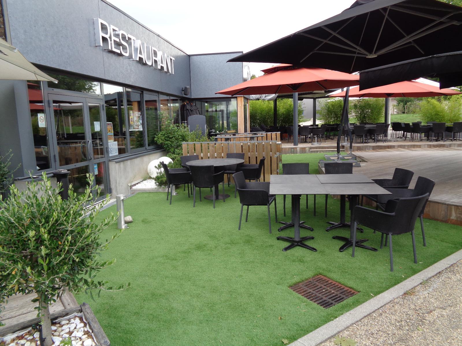 Pose de gazon synthétique  sur la terrasse du restaurant le DZ à TALLARD
