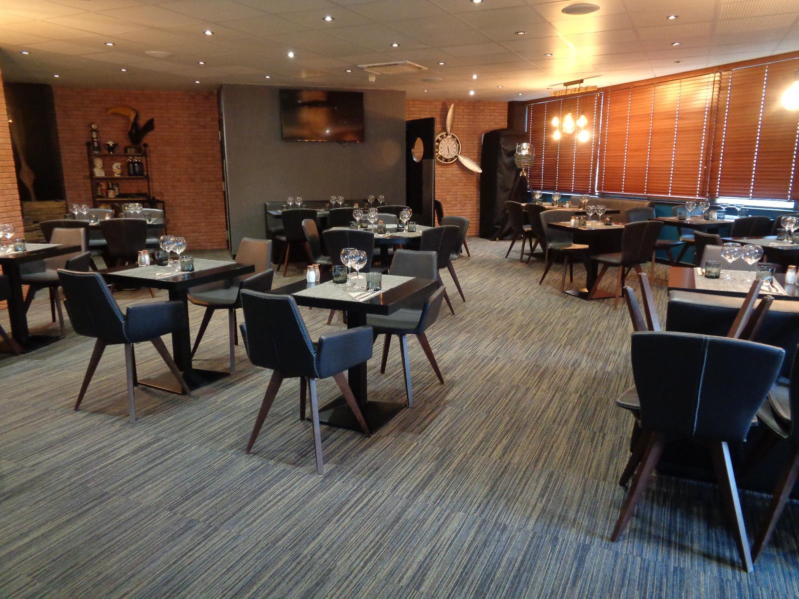 Pose de dalles moquette dans une salle de restaurant le DZ et mise en peinture