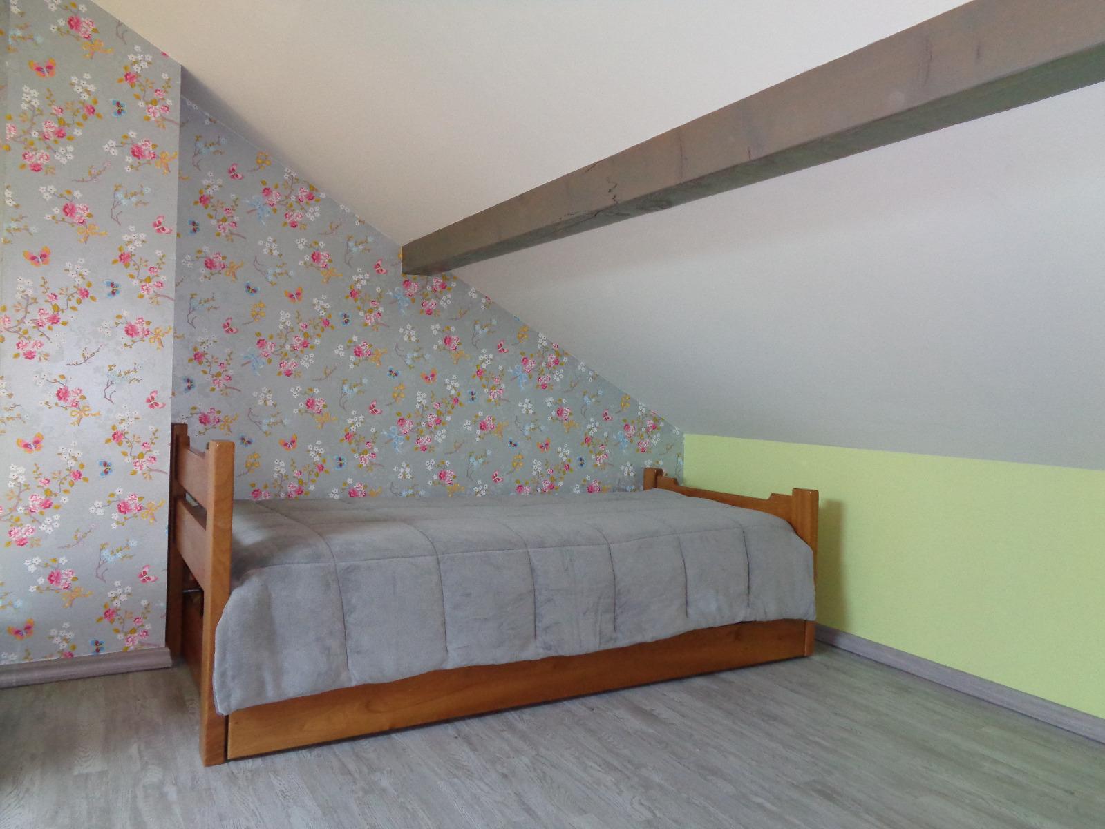 Chambre de jeune fille - Papier peint décoratif et parquet flottant