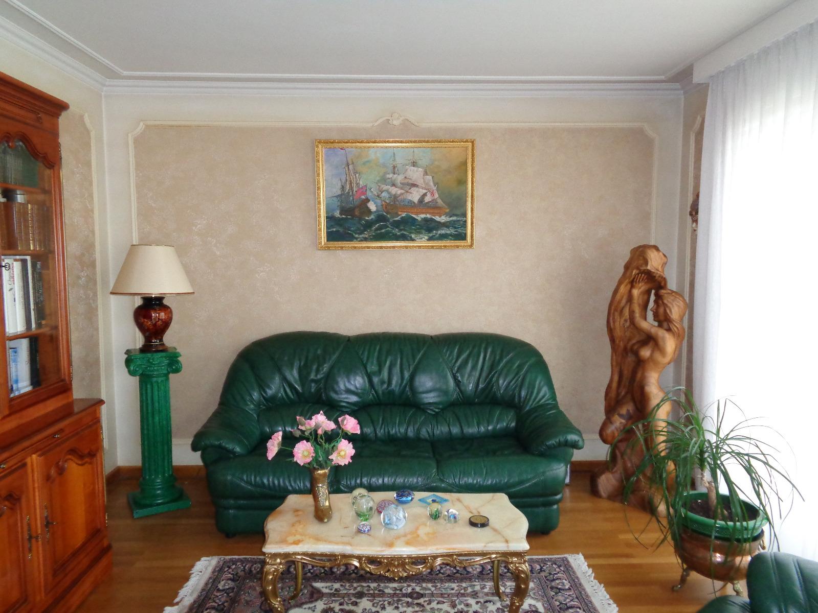 Salon avec pose de corniche et baguette décorative et pose de textile