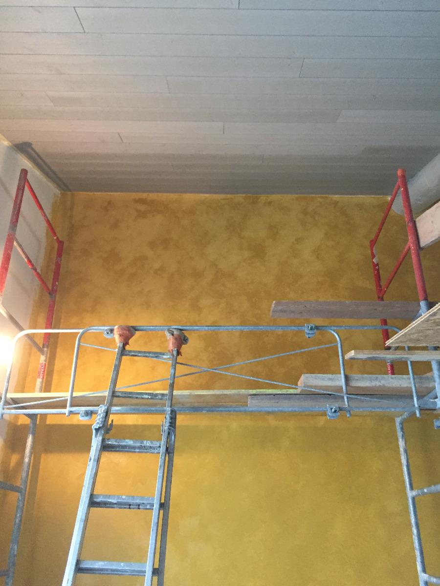 Mur de piscine interieur avec application de badigeon de chaux