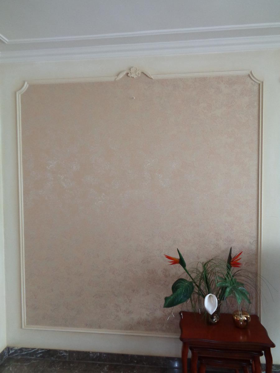 Plafond blanc mat avec corniche et baguette