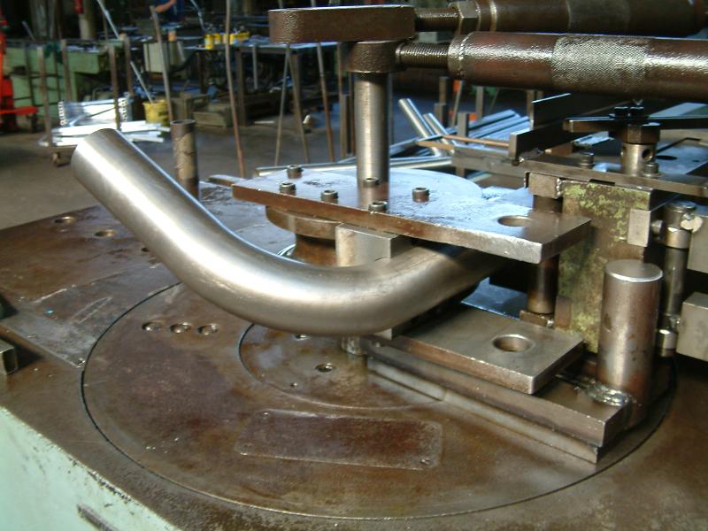 L'entrepriseRafhay à Noisy-le-Sec en Seine-Saint-Denis (93) réalise le cintrage de tubes sur tous métaux