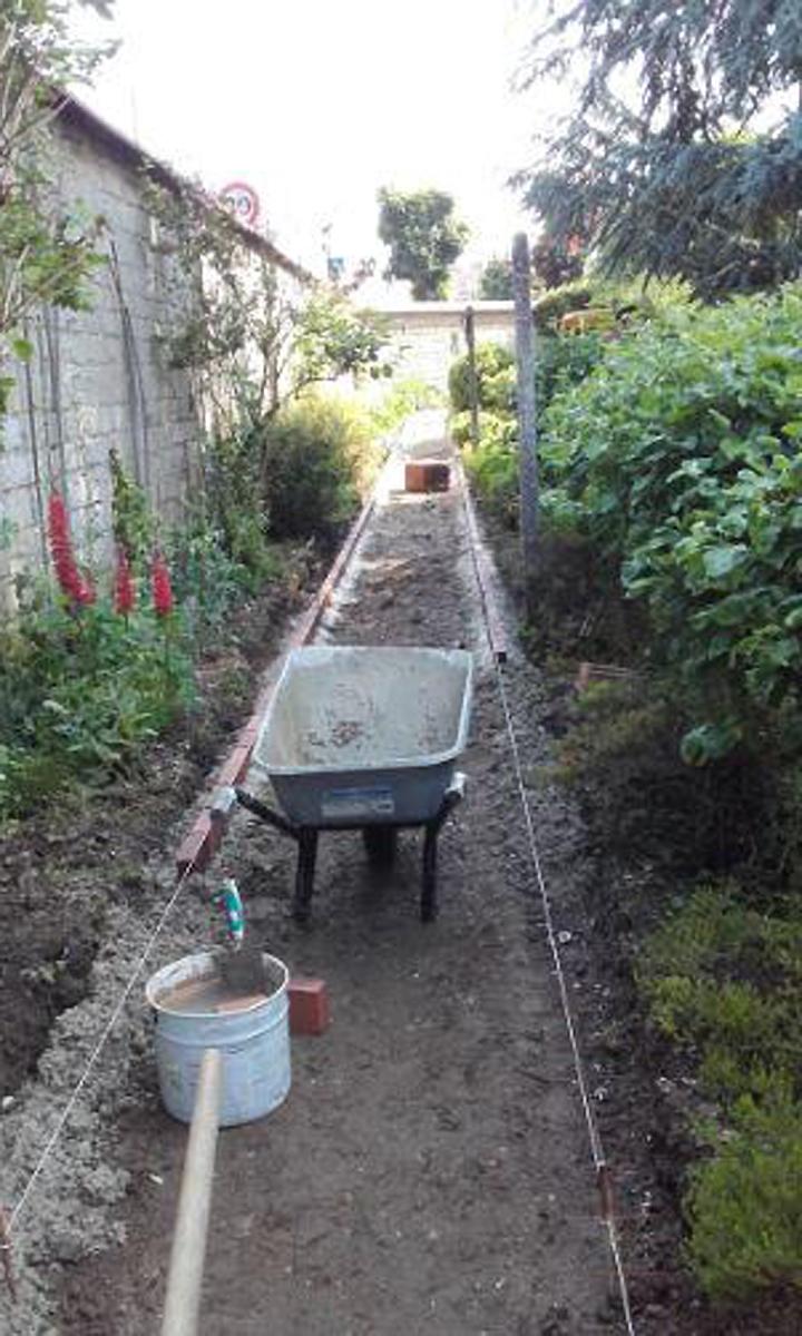 Brouette de jardin dans une allée