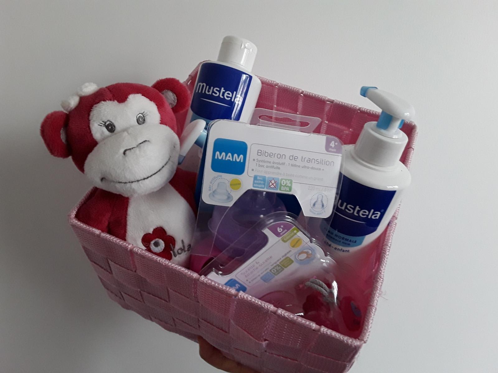 Vous pouvez composer votre cadeau naissance, nous vous offrons la panière à partir de 40 euros d'achat dans la gamme Mustela.