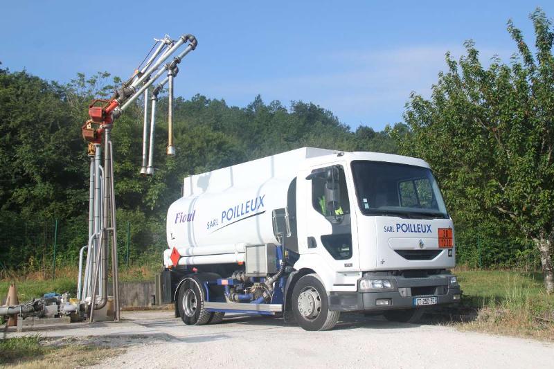 Livraison de combustible au Buisson-de-Cadouin, à Beaumont-du-Périgord