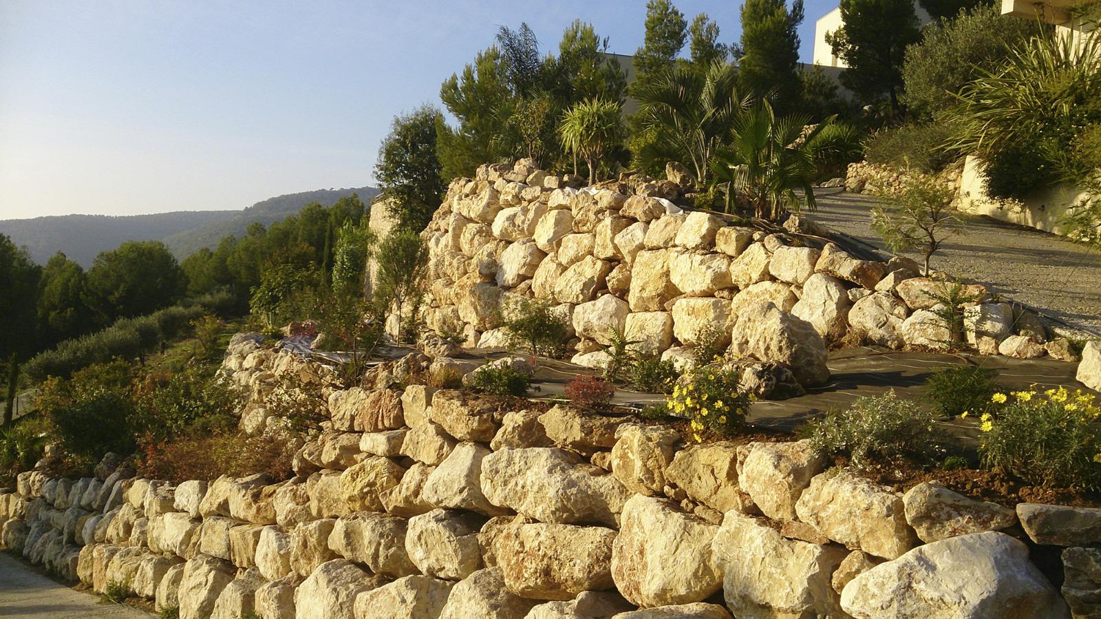 Aménagement d'une grosse rocaille avec des plantes exotique sur sanary