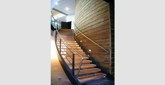 ESCALIER ARCHITECTURAL ACIER