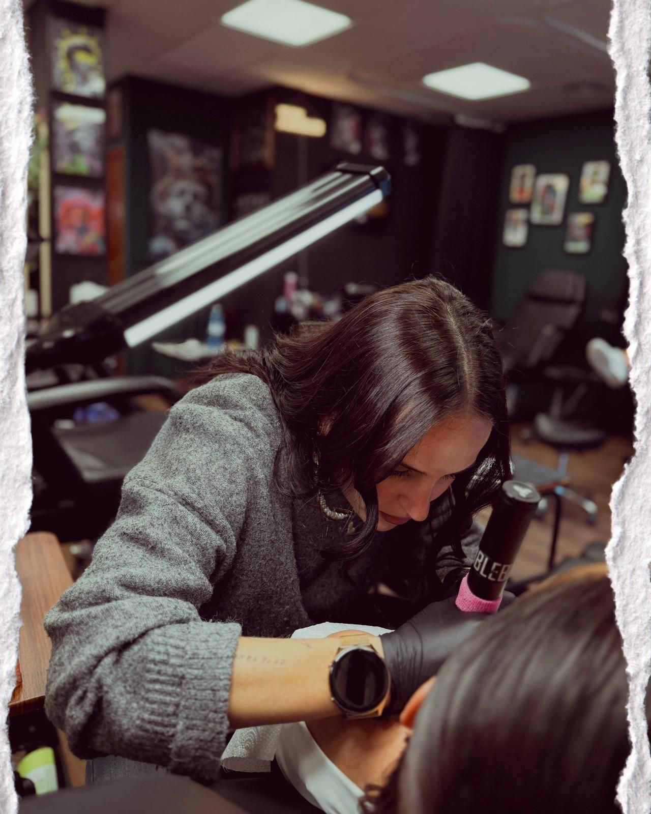 Cómo transformar una idea en un diseño único en Veneno Tattoo The Gallery