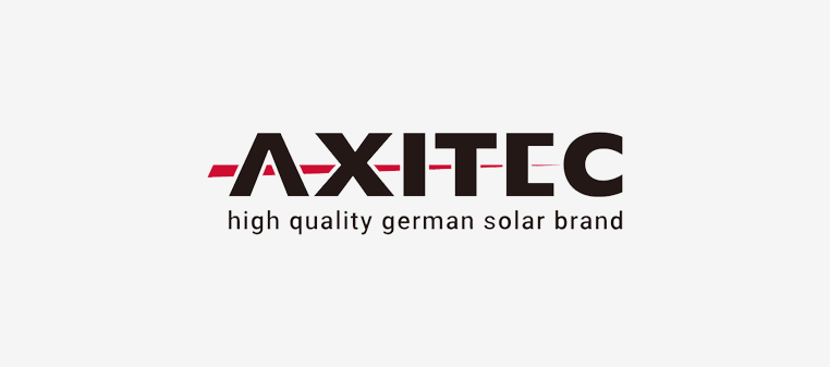 AXITEC-Logo, schwarze Buchstaben mit rotem Strich, darunter „hochwertige deutsche Solarmarke“.