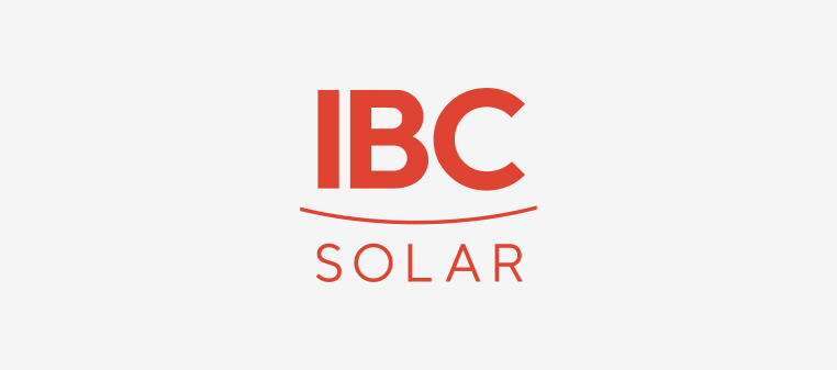 Logo von IBC SOLAR in orangefarbener Schrift auf hellgrauem Hintergrund.