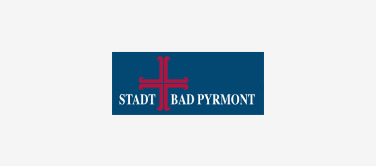 Logo der Stadt Bad Pyrmont: Blaues Rechteck mit rotem Kreuz und weißer Schrift.