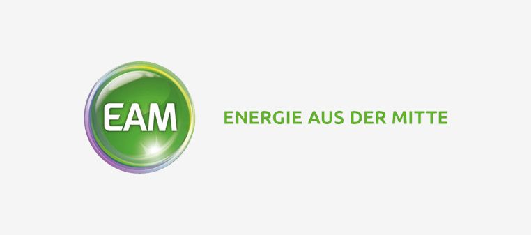 Logo von EAM Energie aus der Mitte, mit einem grünen Kreis, der die Buchstaben EAM enthält. Grüner Text rechts daneben.