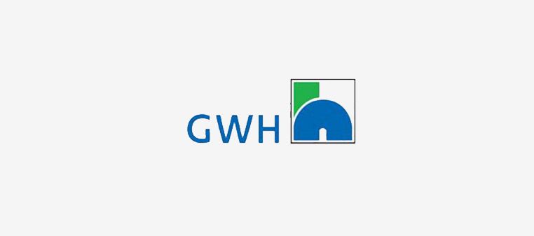 Logo mit blauem Schriftzug „GWH“ neben einem Quadrat mit blauem Bogen und grünem oberen Rand.