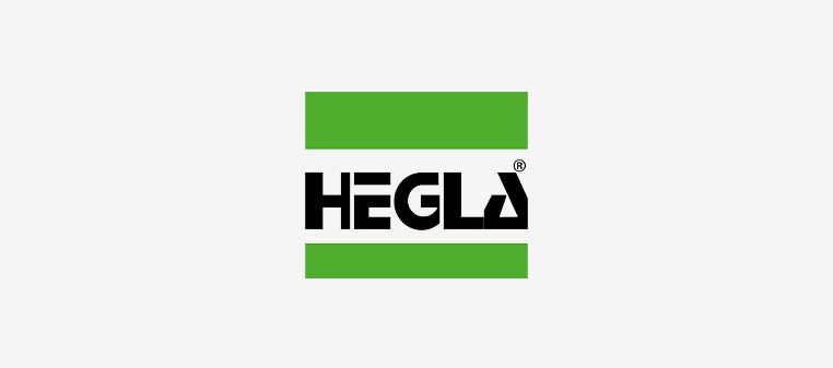 Logo für HEGLA, schwarzer Text auf grünem Rechteck, der Text befindet sich innerhalb des Rechtecks.