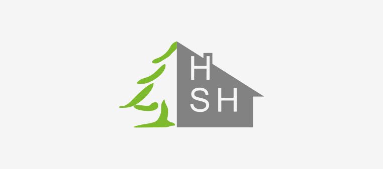 Logo: grüner Baum neben einem grauen, hausförmigen Gebilde mit den weißen Buchstaben „HSH“.