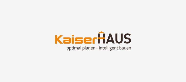 Logo für KaiserHaus, mit orangefarbener und grauer Schrift auf weißem Hintergrund. „KaiserHaus“ in Orange über dem Text.
