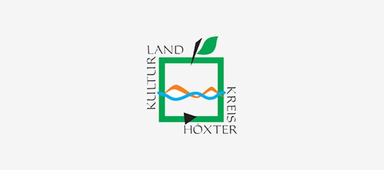 Logo Kreis Höxter: Grünes Quadrat mit blauen und orangen Wellenlinien, einem Blatt, Schriftzug „Land Kultur Kreis Höxter“.