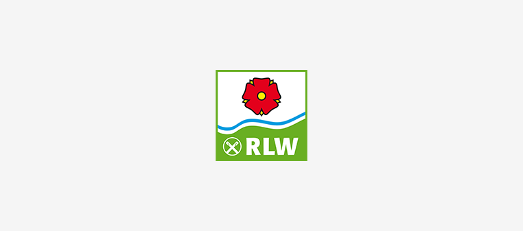 Logo mit roter Rose, blauer Wellenlinie und grünem Quadrat mit dem Schriftzug „RLW“.