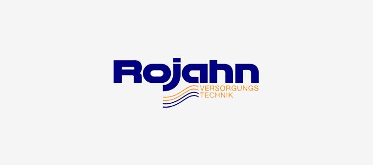 Logo für das Unternehmen Rojahn; blauer Text mit orangefarbenen und blauen Wellen. Darunter steht „VERSORGUNGS TECHNIK“.