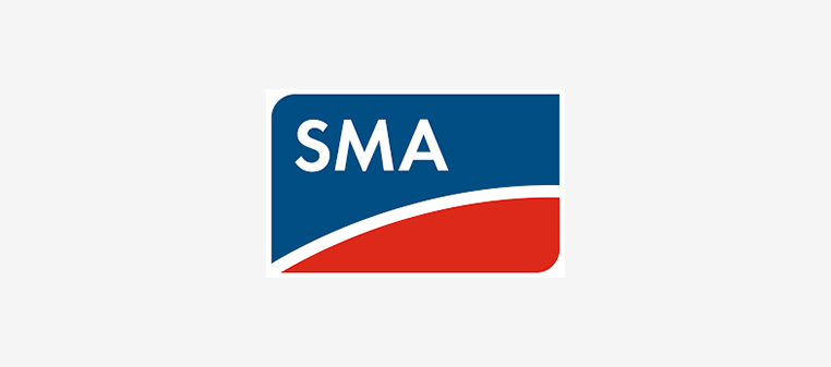 SMA-Logo mit blauem Rechteck, das die Aufschrift „SMA“ in weißer Schrift enthält, und rotem, gebogenem unteren Rand.